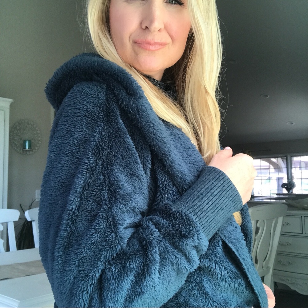 ❄️Dreamy Winter Teal Sherpa Hoodie❄️ Sale - Picture 4 of 4